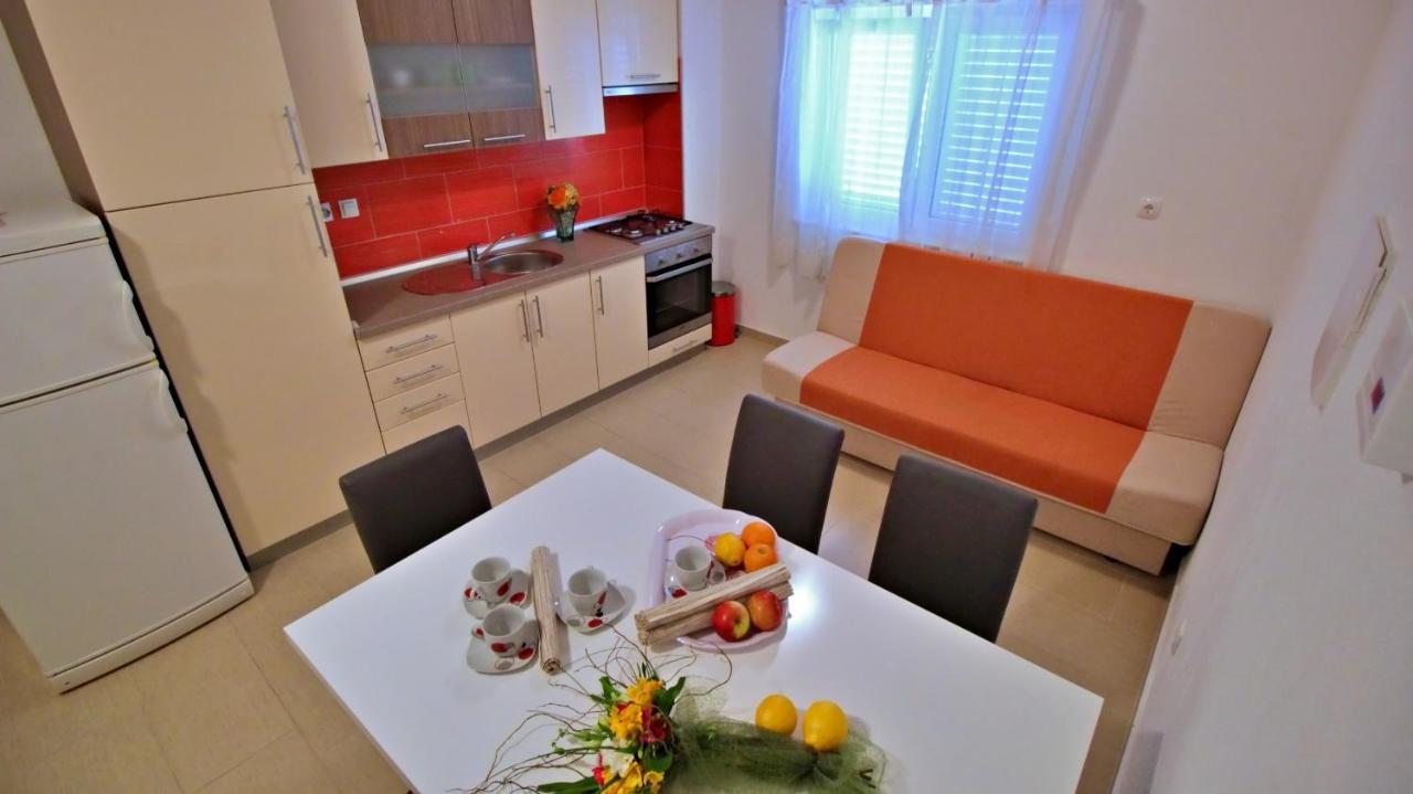 Apartments Iko Omis Exterior photo