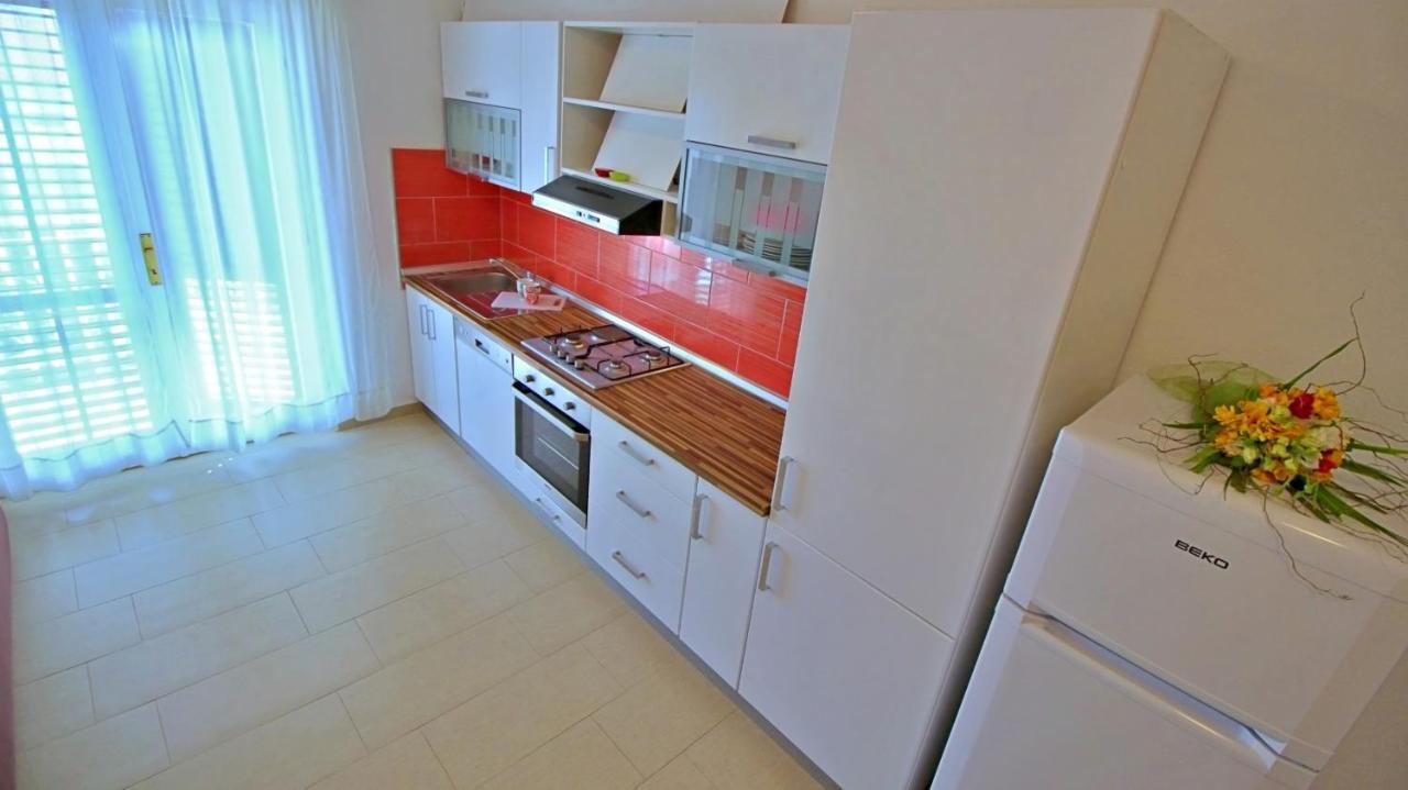 Apartments Iko Omis Exterior photo
