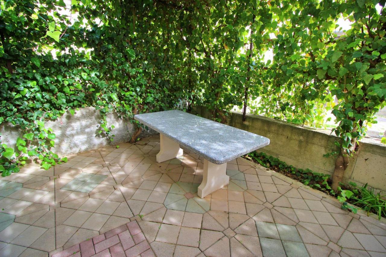 Apartments Iko Omis Exterior photo