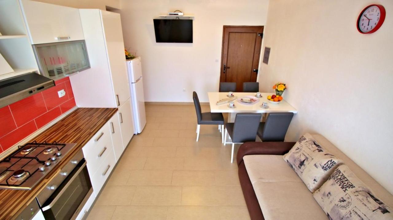 Apartments Iko Omis Exterior photo