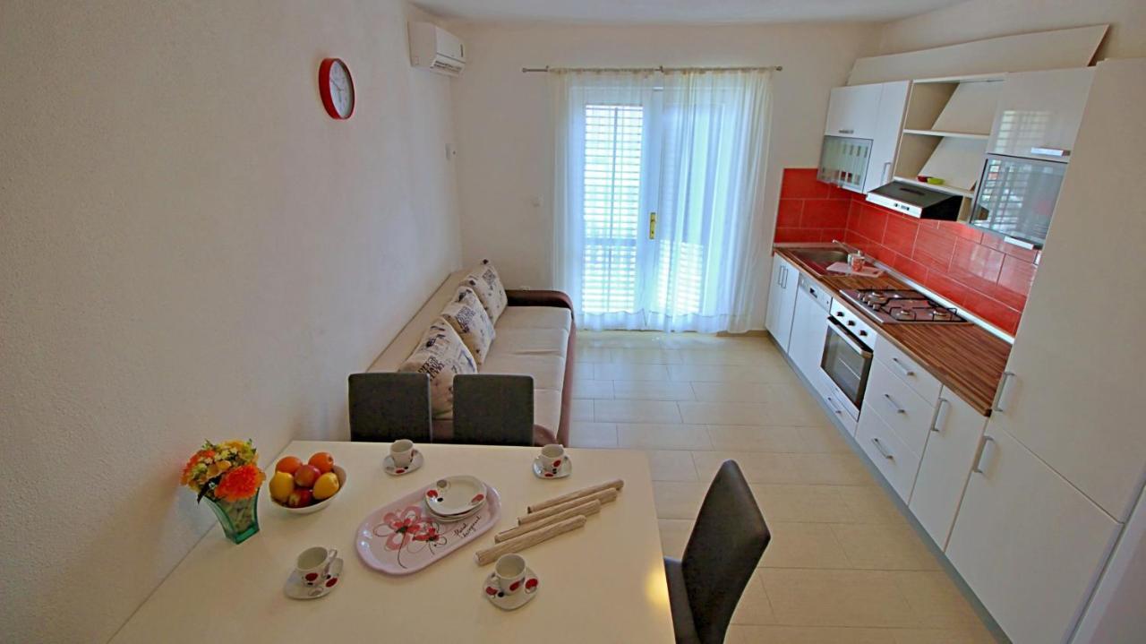 Apartments Iko Omis Exterior photo