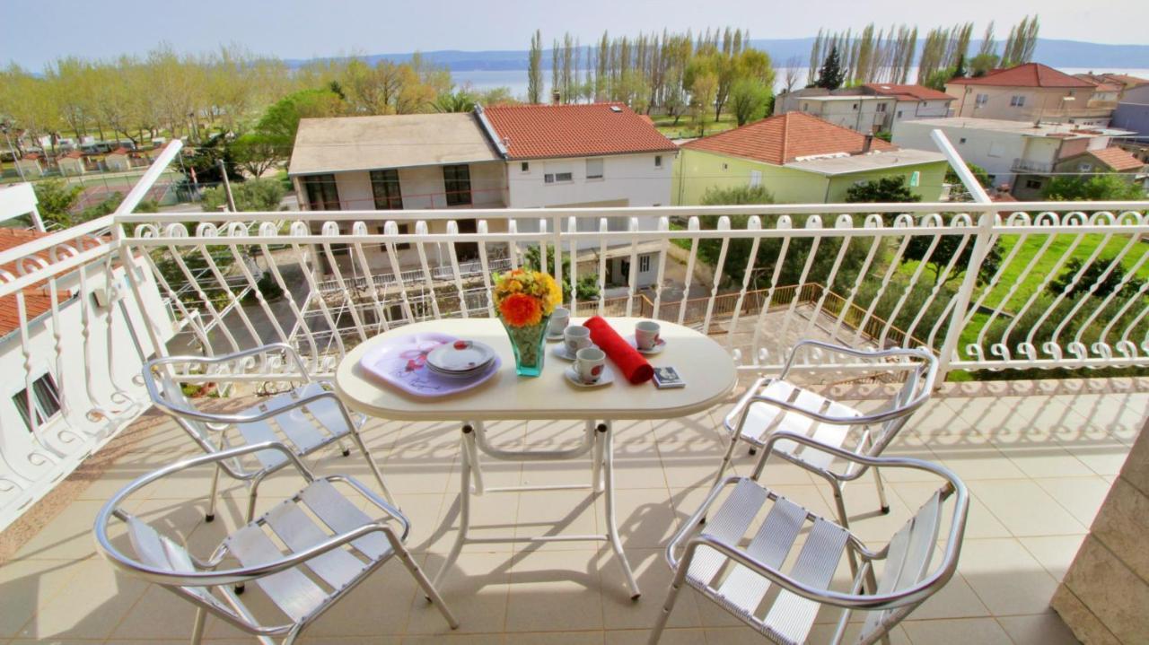 Apartments Iko Omis Exterior photo