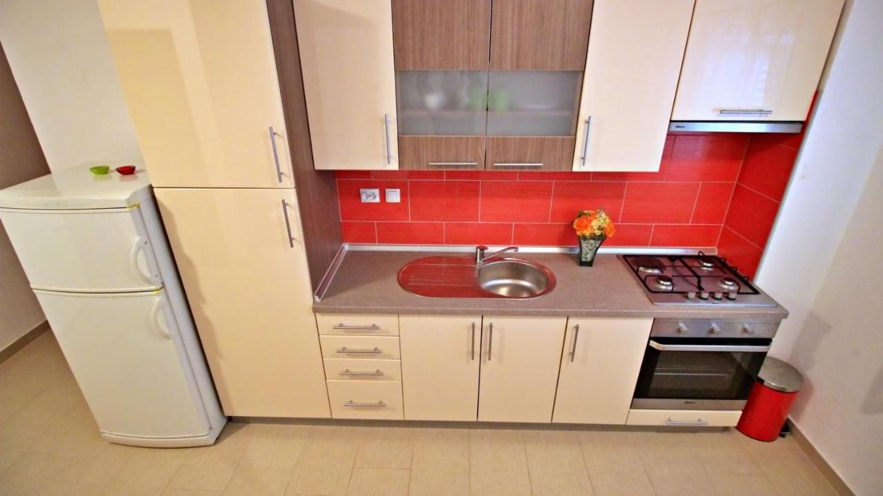 Apartments Iko Omis Exterior photo