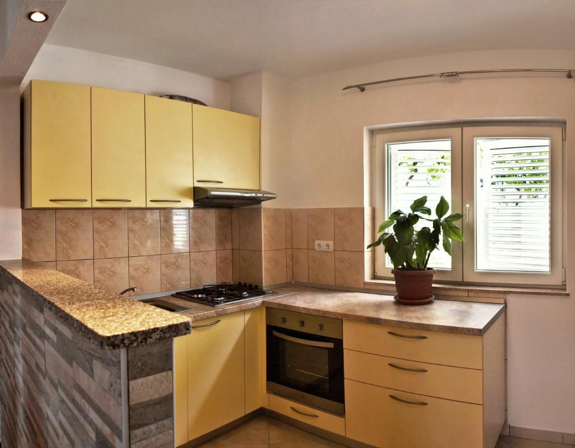 Apartments Iko Omis Exterior photo